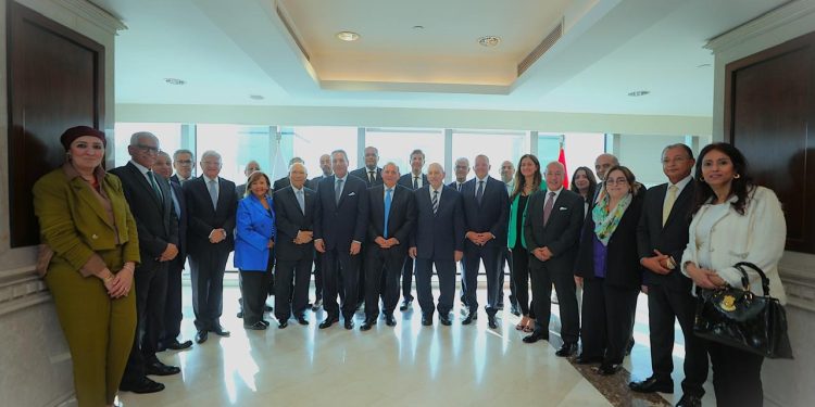 تقديرا لعطائهم على مدار السنوات البنك الأهلي المصري يكرم ” هشام عكاشه ” وأعضاء مجلس الإدارة بمناسبة انتهاء مدتهم عام 2024