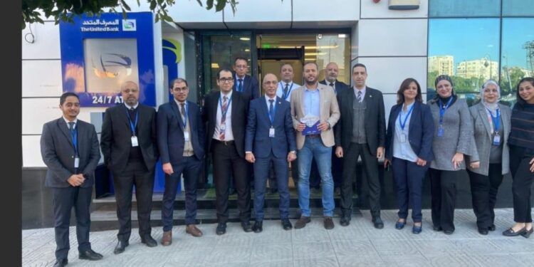 الساعة الذهبية تهدى صاحب اول معاملة بنكية شهادة المليونير هدية بفروع المصرف المتحد ال68 احتفالا بالعام الجديد2025