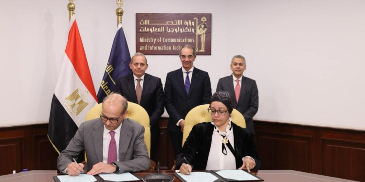 وزير الاتصالات والرئيس التنفيذي لبنك مصر يشهدان توقيع بروتوكول تعاون بين معهد تكنولوجيا المعلومات وبنك مصر