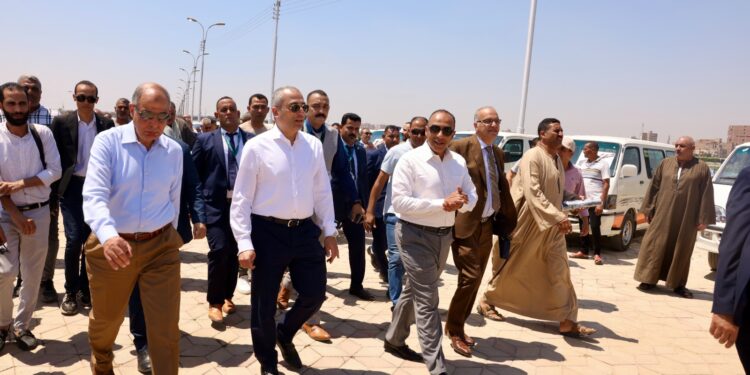 رئيس البنك الزراعي المصري ومحافظ المنيا يوقعان بروتوكول تعاون لتمويل المنتفعين بأراضي أملاك الدولة ويشهدان تسليم 130 سيارة ميكروباص لتوفير خدمة نقل آمنه لمواطني المحافظة