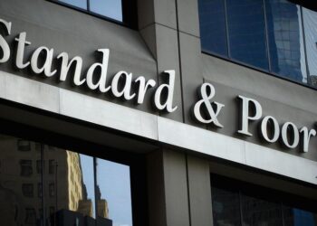 ستاندرد آند بورز ترفع تصنيف باكستان الائتماني إلى B- مدعومًا بتحسن مالي ونمو متوقع