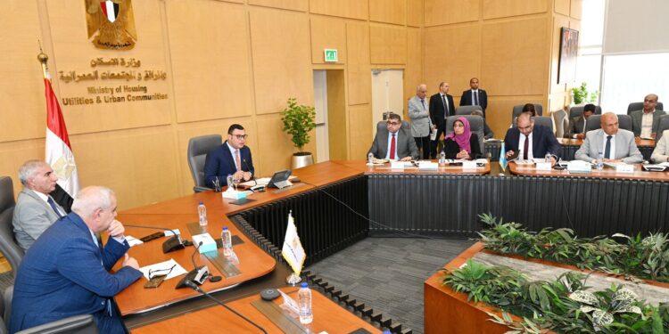 وزير الإسكان يترأس أول اجتماع للجنة متابعة تخصيص الوحدات السكنية لموظفي العاصمة الإدارية الجديدة