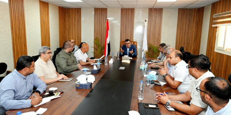 وزير الإسكان يتابع تنفيذ مشروعات الساحل الشمالي الغربي ويؤكد الإسراع في استكمال المرافق والخدمات