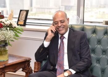 وزير العمل يكرم عامل مزلقان أنقذ شابًا من الموت ببني سويف ويقرر منحه مكافأة مالية