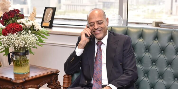 وزير العمل يكرم عامل مزلقان أنقذ شابًا من الموت ببني سويف ويقرر منحه مكافأة مالية