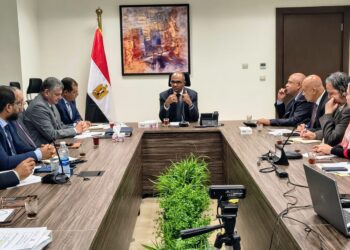 نائب وزير الإسكان يعقد اجتماعا لمناقشة الاستفادة القصوي من إنتاج مجمع محطات تحلية مياه البحر بالعين السخنة