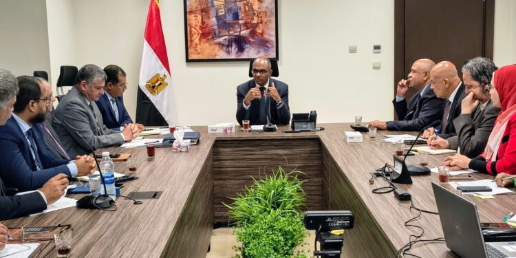 نائب وزير الإسكان يعقد اجتماعا لمناقشة الاستفادة القصوي من إنتاج مجمع محطات تحلية مياه البحر بالعين السخنة