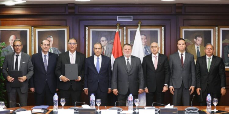 البنك الأهلي المصري يشارك في مبادرة "افتح حسابك في مصر" للمصريين العاملين بالخارج التي أطلقها البنك المركزي المصري ووزارة الخارجية والهجرة 1 البنك الأهلي المصري يشارك في مبادرة “افتح حسابك في مصر” للمصريين العاملين بالخارج التي أطلقها البنك المركزي المصري ووزارة الخارجية والهجرة