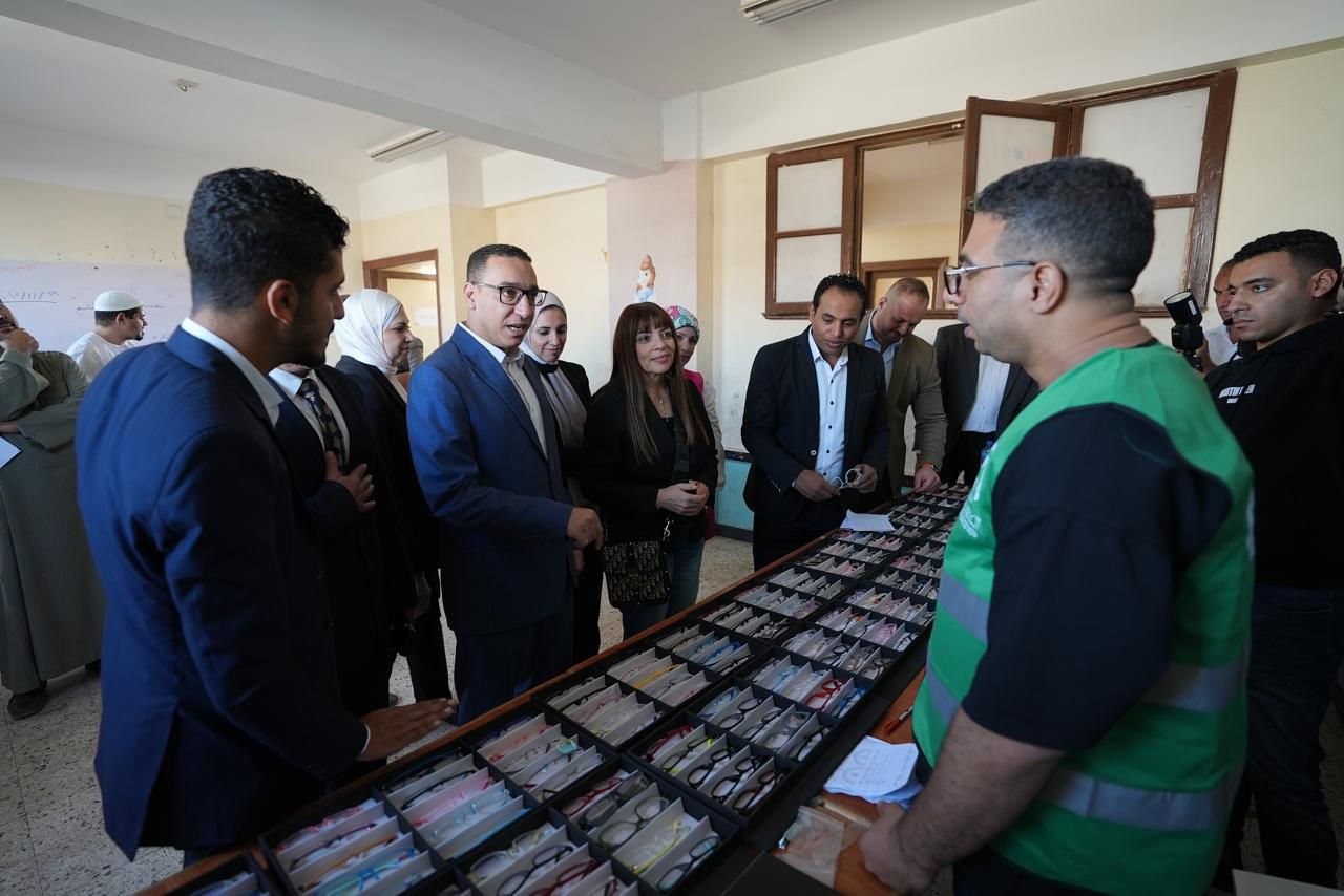 البنك الأهلي المصري يواصل دعمه لمبادرة "مصر في عيوننا" بقوافل طبية لمكافحة مسببات العمى في قرى الصعيد 2 IMG 20251204 WA0001