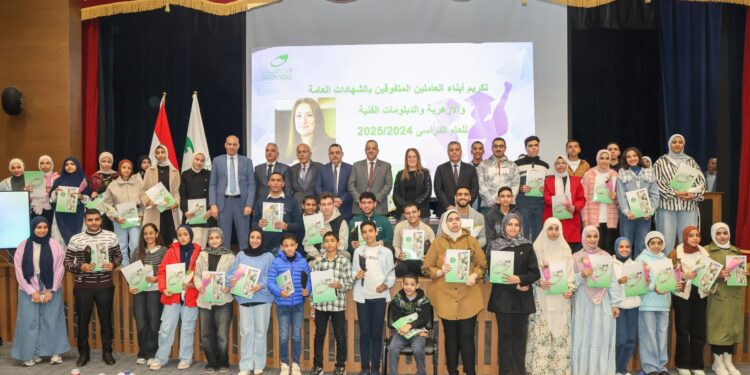 “رئيس البريد” تكرم أبناء العاملين المتفوقين دراسياً على مستوى الجمهورية